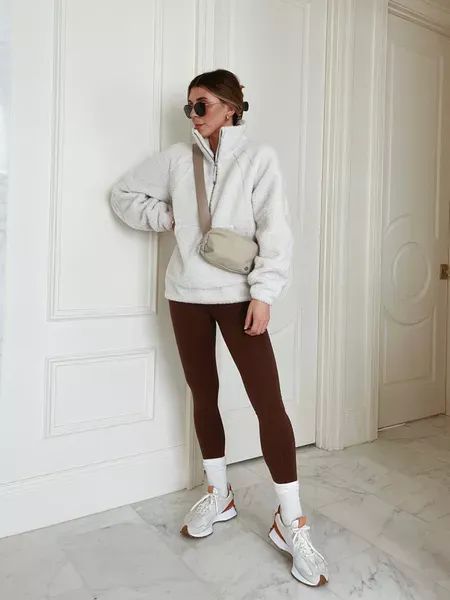 Brown Leggings Outfit, Winter Athleisure Outfits, Athleisure Outfits Winter, Workout Leggings Outfit, Athleisure Chic, Leggings Outfit Winter, Comfy Fall Outfits, Nyc Outfits, Cella Jane