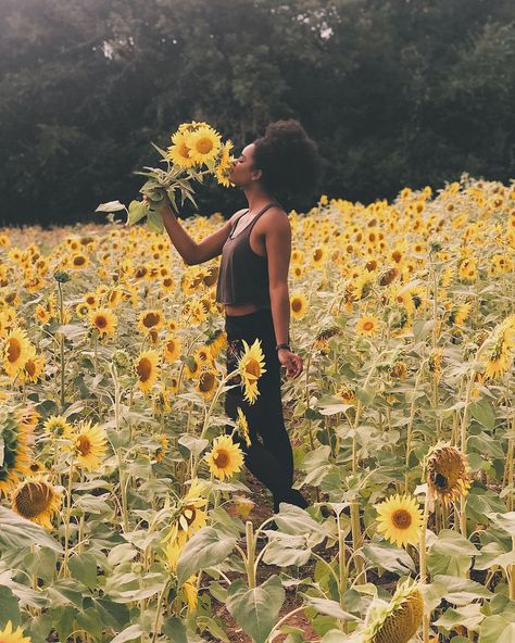 Photoshoot Scenery Ideas, Sunflower Girl Aesthetic, Black Women Flowers, Field Photoshoot Poses, 30th Photoshoot, Sunflower Field Photoshoot, Floral Shoot, Flower Field Photoshoot, Sunflower Field Photography