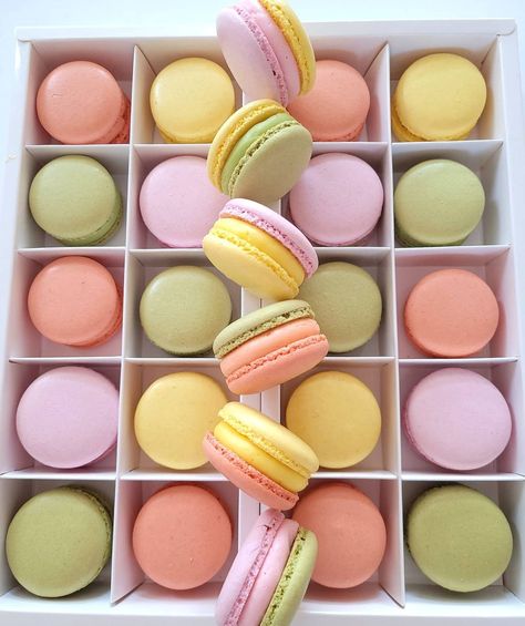 Spring Macarons, Macarons Aesthetic, Colorful Macarons, Macarons Recipe, Macaron Flavors, Palmetto Bluff, Warm Colours, Themed Weddings, Macaron Recipe