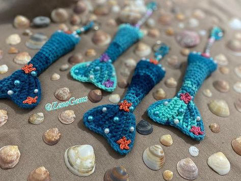 Fatimah 🧶 Crochet Designer on Instagram: “Under The Sea 🧜‍♀️🐚🦀 🌊 🌊 These handmade crochet mermaid tail keychains can be made in a variety of colors and they can also be…” Mermaid Tail Keychain Crochet, Mermaid Christmas Ornaments, Starfish Art, Mermaid Bag, Crochet Mermaid Tail, Mermaid Fin, Mermaid Christmas, Crochet Mermaid, Mermaid Earrings