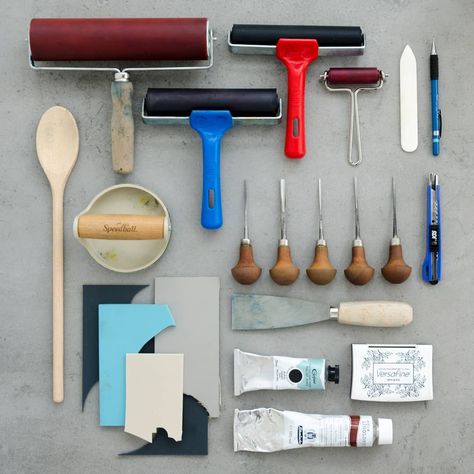 Sofie van Schadewijk on Instagram: “Hi there! Have you seen my new site yet? There's a blog there, and a post about the tools and materials I use for printmaking! From left to…” Linocut Tools, Linoleum Printmaking, Linocut Printmaking, Diy Blocks, Hand Carved Stamps, Linoleum Block, Gelli Plate, The Tools, Lino Print