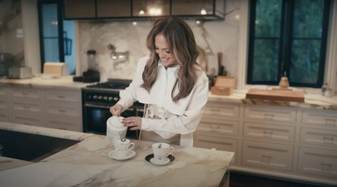 Jennifer Lopez Opens the Doors of Her and Ben Affleck's Los Angeles Mansion Neutral Marble, Los Angeles House, Jennifer Lopez And Ben Affleck, Jennifer Lopez News, Hello Fall Sign, Light Up Pumpkins, Beverly Hills Houses, Home Recording Studio, White Drawers