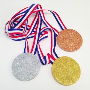 Diy Medals, Olympic Medal Craft, Summer Olympics Crafts, Olympic Idea, Olympic Crafts, Beer Olympic, Olympic Party, Kids Homemade, Non Toy Gifts