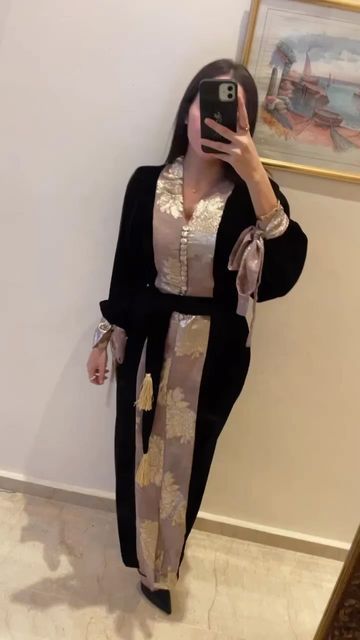 MAISON N on Instagram: "✨Caftan Velour Noir Et Tlija De Soie Mauve Bonbon✨ ✨Sur commande ✨ ✨Livraison Partout Au Maroc 🚚 ✨" Kaftan Dress Velvet, Black Moroccan Caftan, Cash App Card Ideas, Algerian Kaftan, Velvet Caftan Moroccan, Caftan Gallery, Fake Pictures, Instagram