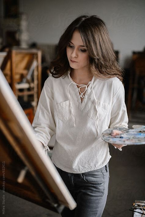 Artist Drawing Girl's Portrait at Her Studio Emilia Leblanc, Painting Atelier, How To Start Painting, Painter Photography, Canvas Painting For Beginners, Christmas Paintings On Canvas, Canvas For Beginners, Artist Working, Small Canvas Paintings