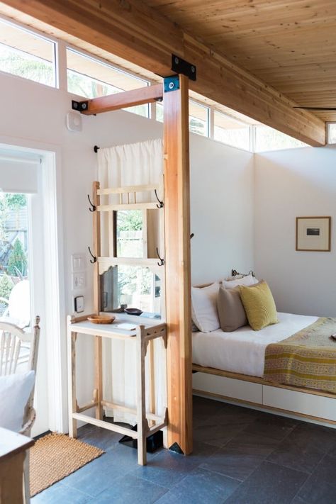 Beautiful and Minimalistic 364 Square Feet Tiny House in California Built for Dreamy Guest House - Rebecca Froelich of San Rafael, California has always dreamed of building the perfect guest house in the back of her property. After discovering the Modern Shed company, they designed their ideal 364 square foot tiny house and then filled it with beauty. From the stark white exterior to the warm and cozy interior, we love everything about this tiny guest house! Apartment Furniture Layout, Tiny Guest House, Classic Outdoor Furniture, Backyard Guest Houses, Entry Area, Bed Nook, Open Floor House Plans, Bedroom Nook, Cushion Storage