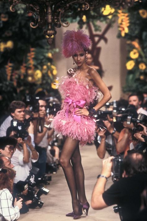 Supermodel Lifestyle, Ysl Runway, Saint Laurent Couture, 90s Early 2000s Fashion, Yves Saint Laurent Haute Couture, Saint Laurent Haute Couture, Fashion Through The Decades, Yves Saint Laurent Couture, Haute Couture Looks