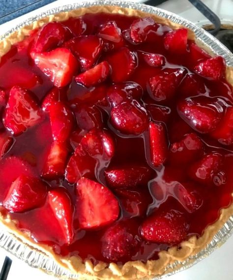 Big Boys Fresh Strawberry Pie... - Incredible Yummy Recipes Big Boy Strawberry Pie Recipe, Big Boy Strawberry Pie, Strawberry Pie Recipe, Frozen Pie Crust, Fresh Strawberry Pie, Strawberry Pie Filling, Baked Pie Crust, Frozen Pie, Dessert Toppings