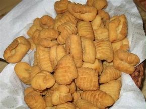 Traditional Italian Turdilli. My Mother still makes these. Via cooking with Nonna Turdilli Recipe, Calabrian Food, Calabrese Recipes, Fried Pastries, Italian Christmas Desserts, Almond Paste Cookies, Italian Baking, Italian Sweets, Italian Biscuits