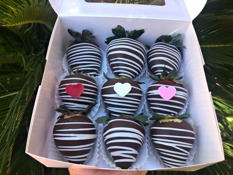 Classic white drizzle with chocolate hearts! Anniversary Chocolate Strawberries, Valentine Chocolate Covered Strawberries, Dipped Berries, Food Bouquet, Gourmet Desserts, Valentine Chocolate, Chocolate Drizzle, Chocolate Hearts, Strawberry Desserts