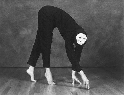 I know it's a mask, but the disproportion is VERY unsettling to me. Ugh.... *cringe* :/ Creepy Old Photos, Images Terrifiantes, Creepy Photos, Creepy Images, Creepy Pictures, Weird Images, 다크 판타지, Arte Obscura, Creepy Art