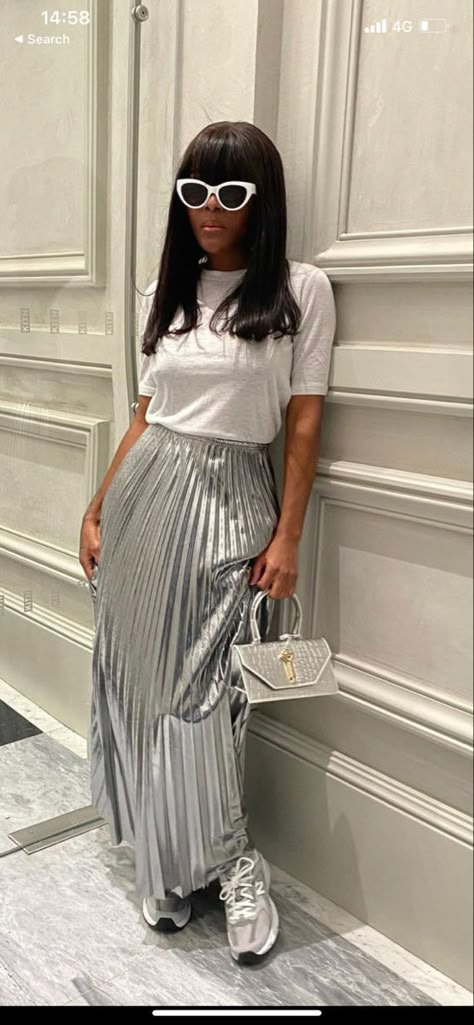 Modest Street Style Summer, Spring French Fashion, Outfits To Wear In Barcelona, Spring 2023 Fashion Trends Street Style, Statement Pieces Clothing, Pleated Skirt Street Style, Looks Street Style, Classy Casual Outfits, Classy Casual