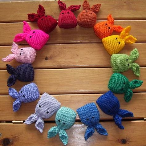 Make tiny bunnies. | 34 Adorable Things To Do With Leftover Bits Of Yarn Knitted Bunnies, Crocheted Animals, Leftover Yarn, Tiny Bunny, Minecraft Pixel Art, Knitted Animals, Knitted Wit, Yarn Projects, Knitting Ideas