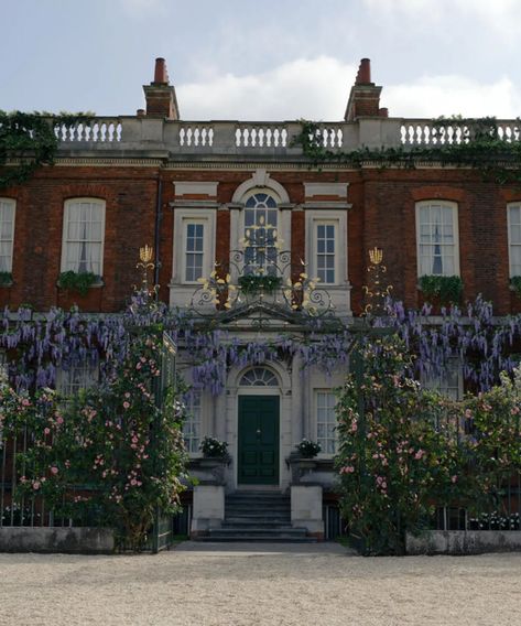 Obama House, Bridgerton Shifting, Bridgerton House, Bridgerton Birthday Party, Bridgerton Core, Bridgerton Vibes, Mint Green Walls, Vanderbilt Mansions, Bridgerton Aesthetic