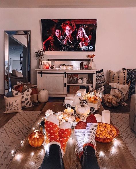 🍁Fall&Winter❄️Party ➵ 𝒱𝑒𝓇𝑜𝓃𝒾𝒸𝒶 on Instagram: “Hocus Pocus, fuzzy socks and yummy snacks: perfect plan for this Saturday🎃 • 📸 @fashionablykay 🧡” Halloween Sleepover, Hocus Pocus Movie, Haunted Mansion Halloween, Hocus Pocus Party, Hocus Pocus 2, Beetlejuice Halloween, Halloween Movie Night, Gothic Elegance, Tv Mount