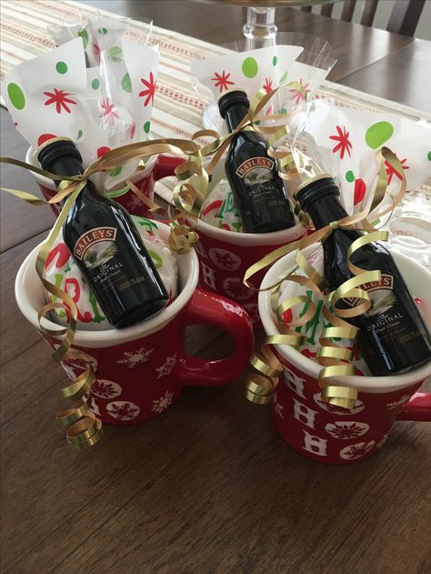 Holiday mug, hot cocoa mix, extra mini mallows and a mini Baileys Irish Cream. ✔️✔️✔️✔️Nailed it. Christmas Diy Snacks, Diy Christmas Gifts For Friends, Cocoa Gift, Gag Gifts Christmas, Diy Christmas Presents, Christmas Gift Basket Ideas, Gift For Mom Christmas, Easy Christmas Gifts, Christmas Favors