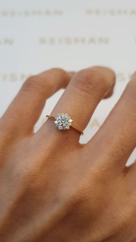 Pretty Engagement Rings, Dream Wedding Ring, Flower Halo, Cute Engagement Rings, Future Engagement Rings, Flower Engagement Ring, Unique Jewelry Gifts, Round Engagement Rings, Gold Rings Fashion