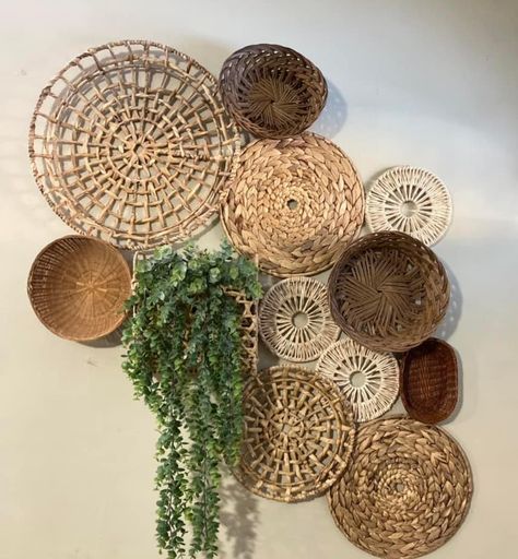 Basket Wall Ideas, Basket Walls Boho, Basket Walls, Pola Macrame, Basket Wall Art, Diy Boho Decor, Deco Nature, Basket Wall, Basket Wall Decor