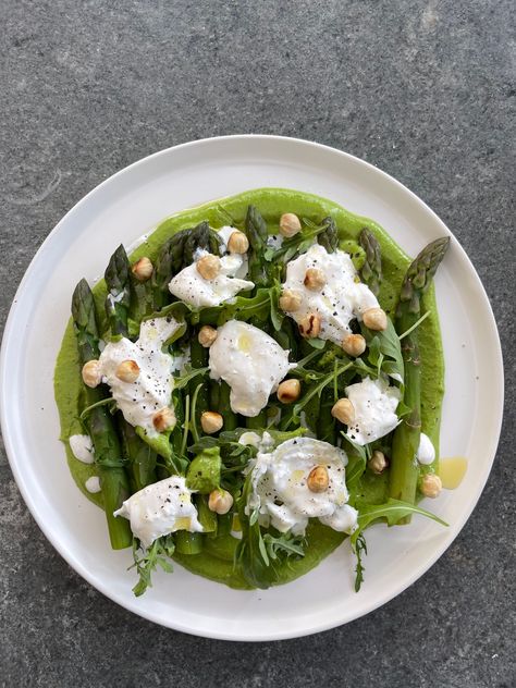 Asparagus with Pesto & Burrata 🤤 At this point I should have shares in Burrata, but honestly when I see a recipe with it I have to make it. This was so delicious and perfect as a side for your next event. Asparagus Burrata Salad, Burrata Asparagus, Summer Burrata, Pesto And Burrata, Jules Sebastian, Pesto Burrata, Burrata Recipe, Asparagus Dishes, Plating Ideas