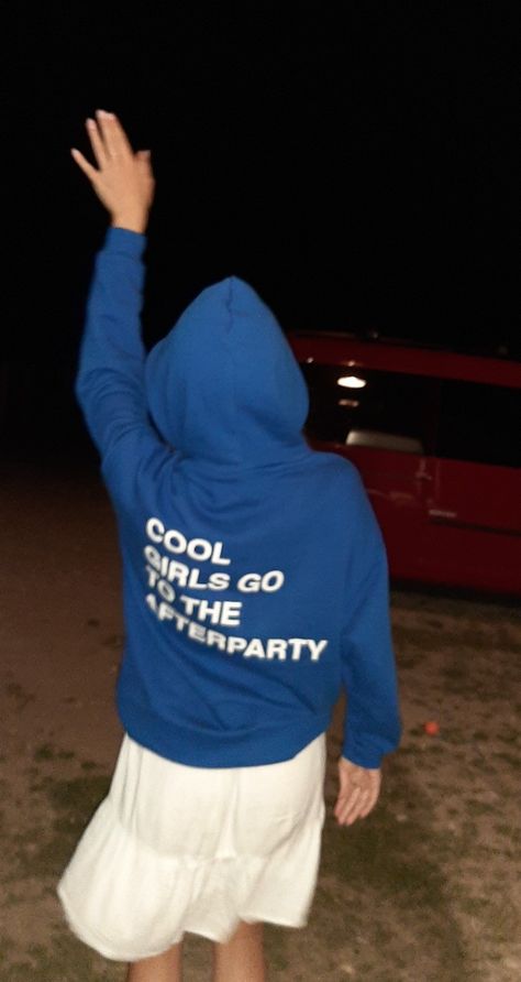 #party #coolgirls #afterparty #hoddie #hoddiewithprint #coolgirlsgototheafterparty #fruendsnight #bluesweater #bluehoodie #friends #summernights #coolprints #outfitinspo #inspo #asthetic #nightvibes Blue Sweatshirt, Hoodie Outfit, Sunnies, Cool Girl, Mac, Fashion Outfits, Sweatshirts, Blue, T Shirt