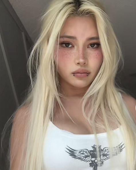 Bleach Makeup Anime, Kali Uchis Blonde Highlights, Girlbimbo Hair, Diakimeko Pink Hair, Cabello Aesthetic, Tiktok Girlies Blonde, Soft Makeup, Cute Makeup Looks, Picture Collage Wall