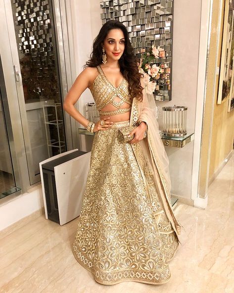 Kiara Advani Lehenga, Kiara Advani Wedding, Golden Lehenga, Blouse Design Images, New Blouse Designs, Bride Inspiration, Lehenga Blouse, Kiara Advani, Photos Hd