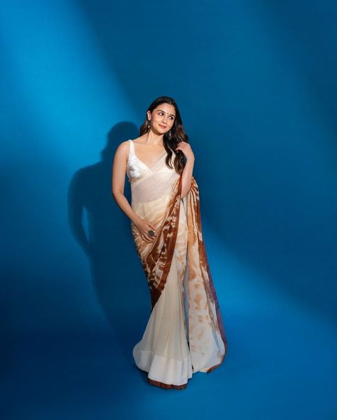 Simple Indian Outfits, Bride Sarees, Alia Bhatt Saree, Saree Shoot, 90s Bollywood Fashion, Kerala Saree Blouse Designs, Sarees For Girls, Colour Combinations Fashion, Fancy Sarees Party Wear