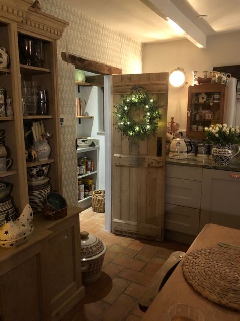 Outlander Home Aesthetic, Cornish Kitchen, Cottage House Interior, Country Cottage Living, English Cottage Interiors, English Kitchens, Country Cottage Decor, Cottage Living Rooms, Cottage Kitchens