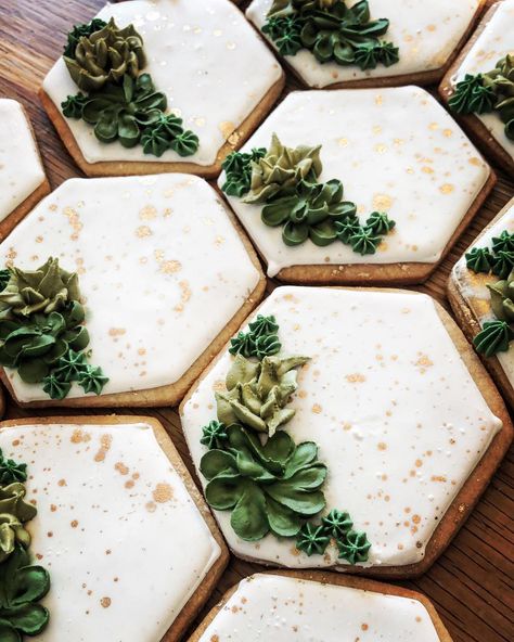 Tiny terrarium cookies with gold splatter for a wedding this weekend 🍃✨ Emerald Green And Gold Cookies, Royal Iced Wedding Cookies, Succulent Sugar Cookies, Quince Desserts, Gold Desserts, Succulent Cookies, Tiny Terrarium, Gold Cookies, Engagement Cookies