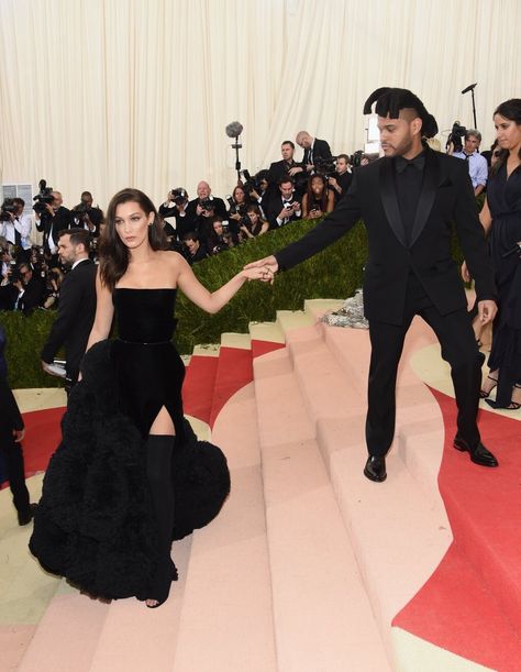 Bella Hadid and Abel Tesfaye (The Weeknd) at the 2016 MET Gala Abel And Bella, Starboy The Weeknd, Braids Ideas, Hairstyles Blonde, Met Gala Red Carpet, Bella Hadid Style, Girl Braids, Costume Institute, Cindy Crawford