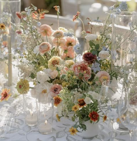 Wildflower Table Scape, Wildflower Dinner Party, Whimsical Wedding Tables, Romantic Garden Party Wedding, Modern Wildflower Wedding, Coral Fall Wedding, English Garden Wedding Flowers, Spring Wedding Palette, Spring Wedding Garden