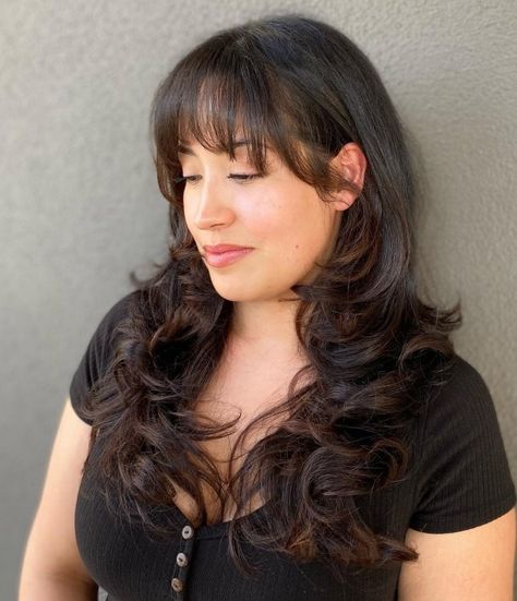 Flipped-Up Layers and Wispy Bangs Wispy Fringe With Layers, Fringe With Layers, Wispy Middle Part Bangs, Layers And Wispy Bangs, Messy Wavy Hair, Wispy Fringe, Strong Jawline, Feminine Hairstyles, Feathered Bangs