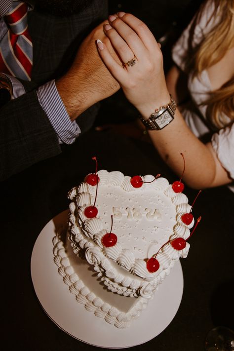 Save The Date Cake Ideas, Wedding Date Cake, Couple Cake Photoshoot, Save The Date Cake Photoshoot, Anniversary Cake Photoshoot, Engagement Photos Cake, Cake Engagement Photos, Engagement Photos With Cake, Creative Engagement Photos Ideas Unique