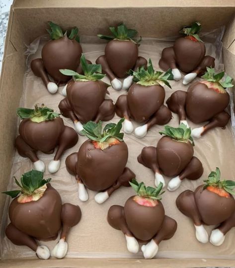 Thanksgiving Dipped Strawberries, Thanksgiving Chocolate Covered Strawberries, Thanksgiving Chocolate Strawberries, Thanksgiving Dip, Thanksgiving Desert, Thanksgiving Cake Pops, Thanksgiving Cookies Decorated, Strawberries Ideas, Holiday Deserts