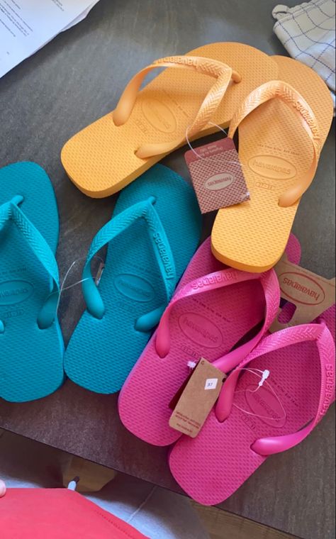 Havaianas Aesthetic, Flip Flops Aesthetic, Hype Shoes, Summer Inspo, Summer 24, Slipper Sandals, East Asia, Summer Accessories, Outfits Ideas