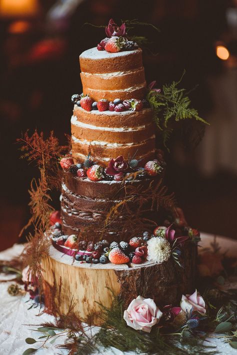 A Cosy Country House November Wedding Filled with Late Autumn Colour 33 Autumnal Wedding Theme, Autumn Wedding Rustic, Autumn Aesthetic Wedding, Autumn Wedding Aesthetic, Wedding Cake Autumn, Autumn Wedding Dress, Grey Rainy Day, Autumn Wedding Cake, Autumn Wedding Bouquet