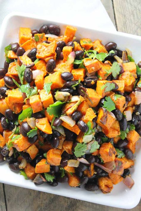 Black Bean Sweet Potato Salad -- an easy, flavorful salad. A great meatless meal or side dish! | bakedinaz.com Sweet Potato And Black Bean Salad, Sweet Potato Black Bean Salad, Beans And Sweet Potato, Jar Of Lemons, Sweet Potato And Black Bean, Potatoes Baked, Sweet Potato Salad, Side Salad Recipes, Black Bean Recipes