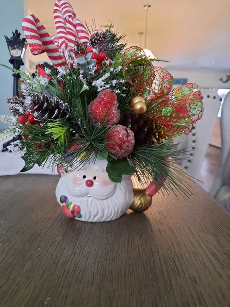 Easy Santa arrangement Mug Arrangements, Christmas Decorations Centerpiece, Santa Mug, Centerpieces Diy, Christmas Centerpieces Diy, Santa Mugs, Christmas Arrangements, Wreaths Diy, Floral Tea