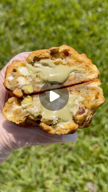 Ny Style Cookies, Pistachio Cookie, Chunky Cookies, New York Cookies, Pistachio Cookies, Cookie Videos, Ny Style, Her Majesty The Queen, New York Style