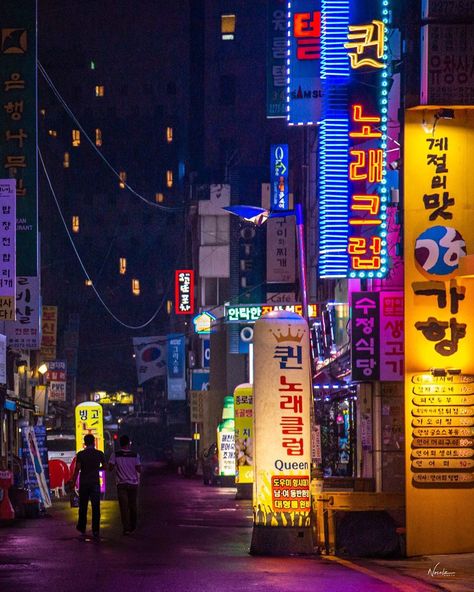 Wall of neon in Seoul, South Korea. Travel photography by Noealz. Free tutorials and materials at noealz.com #seoul #southkorea #travel #asia #scifi #neonlights #bladerunner #cyberpunk #aesthetics Korea Travel Photography, Korean Room Aesthetic, Korean Room, Queen E, South Korea Travel, City Night, Travel Asia, Neon Aesthetic, Korea Travel