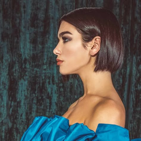 Sleek Brunette Bob, Dua Lipa Short Hair Bob, Dua Lipa Bob Haircut, Dua Lipa Short Hair, Birthday Wig Hairstyles, Sleek Short Hair, Easy Trendy Hairstyles, Wolf Haircut, Short Hair Tomboy