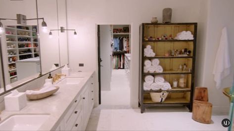 Kendall Jenner Bathroom, Kendall Jenner House, Minimalist Cottage, Kardashian Home, Dream House Aesthetic, Jenner House, Famous Houses, Bathroom Aesthetic, Girl Bedroom Decor