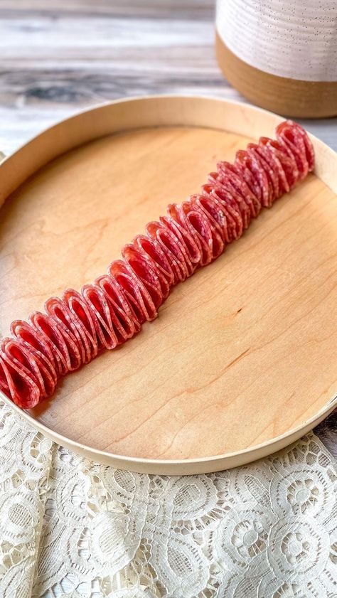 How To Make Salami Ribbons, Salami River Charcuterie, Salami Display, Salami Styling, Salami Chain, Party Food Pizza, Salami River, How To Make Prosciutto, How To Make Salami