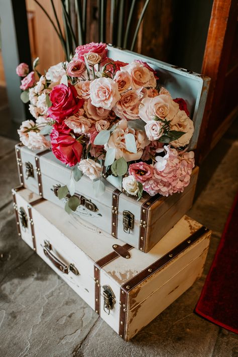 Vintage Suitcase Centerpiece, Vintage Suitcase With Flowers, Vintage Luggage Decor Ideas, Flowers In Suitcase, Suitcase With Flowers, Travel Aesthetic Wedding, Vintage Suitcase Wedding Decor, Travel Themed Decor, Vintage Decorating Ideas For Party