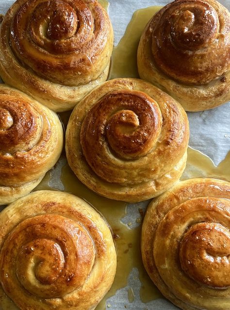 Sourdough Cinnamon Honey Buns — Well Made by Kiley Sourdough Honey Buns, Sweet Sourdough Recipes, Sourdough Ideas, Frugal Pantry, Homemade Sourdough Bread Recipes, Sourdough Desserts, Honey Muffins, Blackstone Cooking, Ancestral Diet