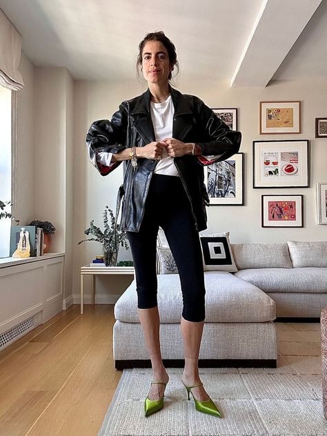 Leandra Medine Style, Capri Pants Outfits, Ralph Lauren Denim Shirt, Aw 2024, Capri Outfits, Pants Outfit Fall, Leandra Medine, Lulu Leggings, Fashion Terms