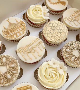 Ramadan Cupcakes Ideas, Umrah Mubarak Cupcakes, Eid Cupcakes Ideas, Ramadan Cupcakes, Minimalistic Cake, Ramadan Style, Eid Cupcakes, Ramadan Sweets, Eid Boxes