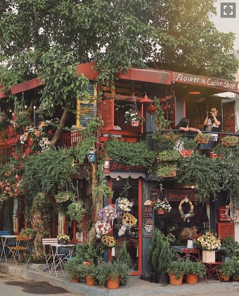 Vintage Cafe Exterior, Garden Cafe Aesthetic, Coffee Shop Aesthetic Exterior, Cottagecore Cafe Exterior, Vietnam Cafe Interior, Garden Shop Aesthetic, Cottagecore Coffee Shop, Aesthetic Cafe Exterior, Exterior Coffee Shop