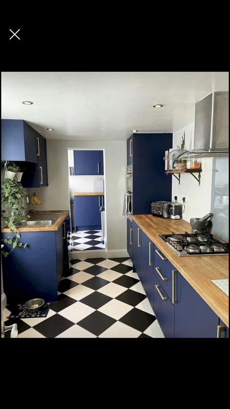 Dark Blue Cupboards, Upcycled Kitchens, Colourful Kitchens, Diy Kitchen Makeover Ideas, Kitchen Cabinets Color Combination, Decorate Ideas, Blue Cabinet, Kitchen Cupboards Paint, Cabinet Inspiration