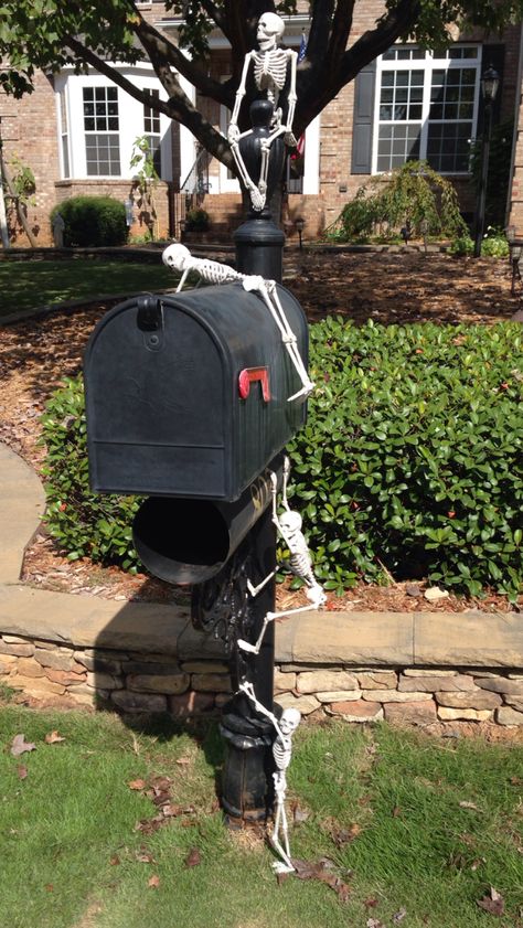 Gate Halloween Decor, Halloween Mailbox Decorations, Halloween Driveway, Skelly Ideas, Halloween Gate, Halloween Decorations Outdoor Scary, Skeleton House, Halloween Outdoors, Mailbox Decorations